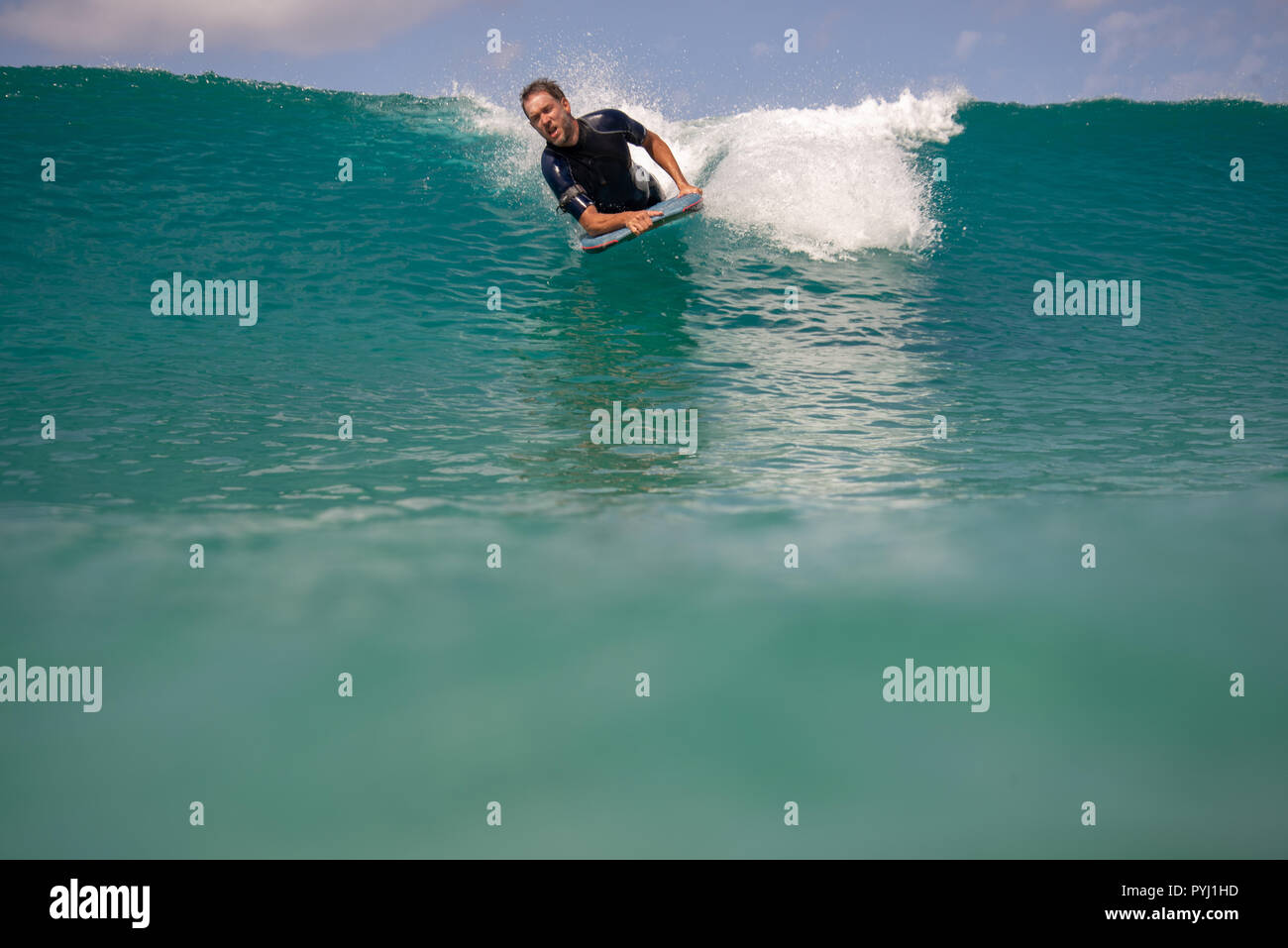 Surfer in azione sull'onda, Fuerteventura isole Canarie Foto Stock