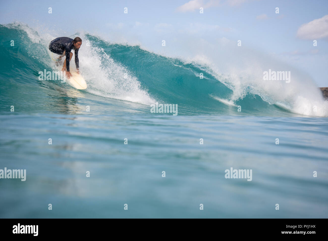 Surfer in azione sull'onda, Fuerteventura isole Canarie Foto Stock
