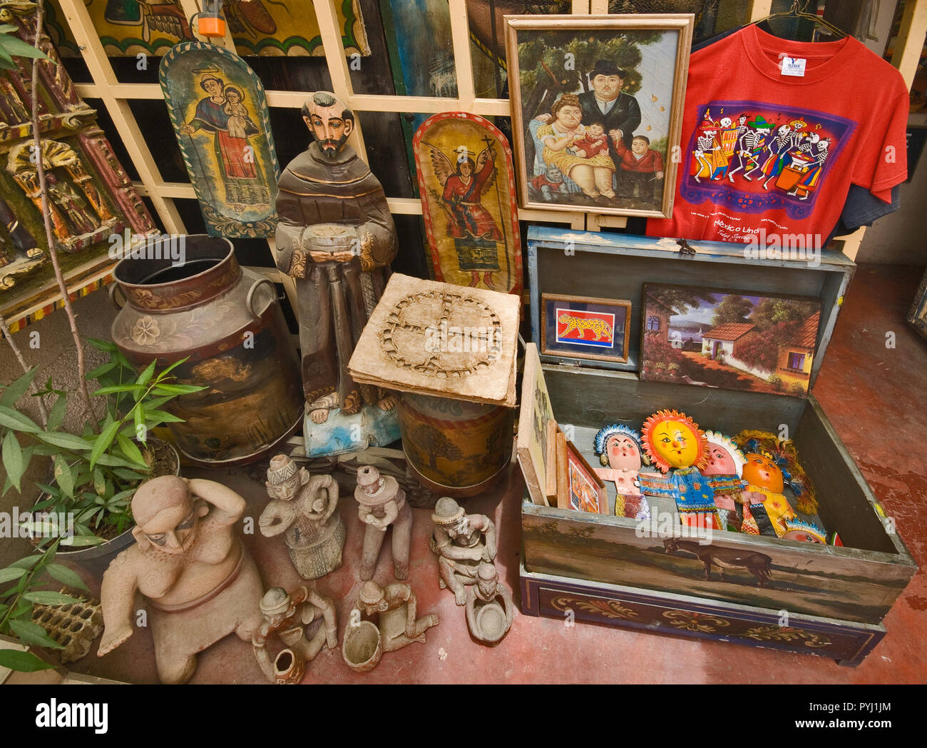 Prodotti sul display in corrispondenza di arte e negozi di artigianato in Todos Santos, Baja California Sur, Messico Foto Stock