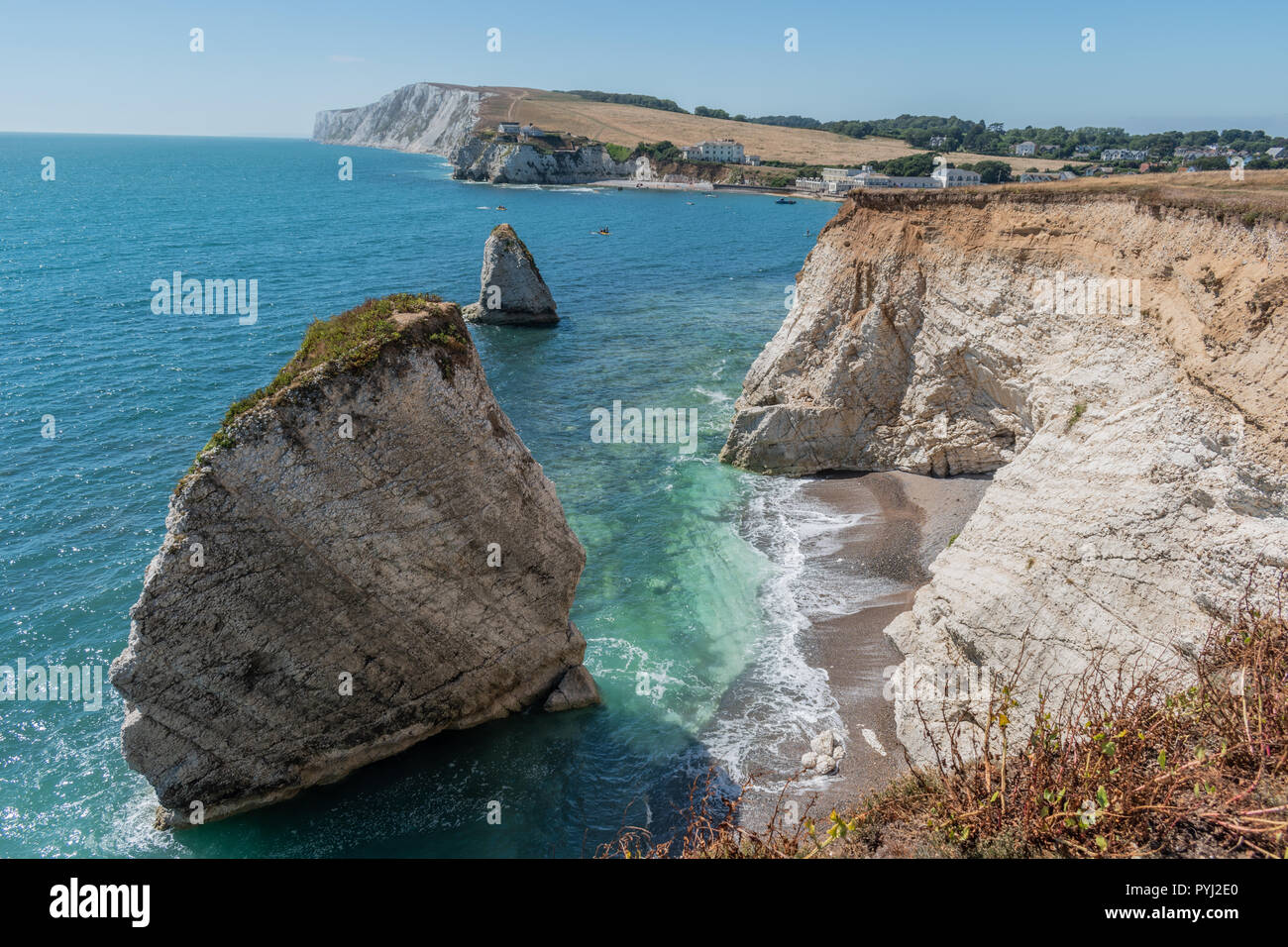 Dal punto di vista clifftop guardando giù nella baia di acqua dolce spiaggia deserta sull isola di Wight Regno Unito Foto Stock