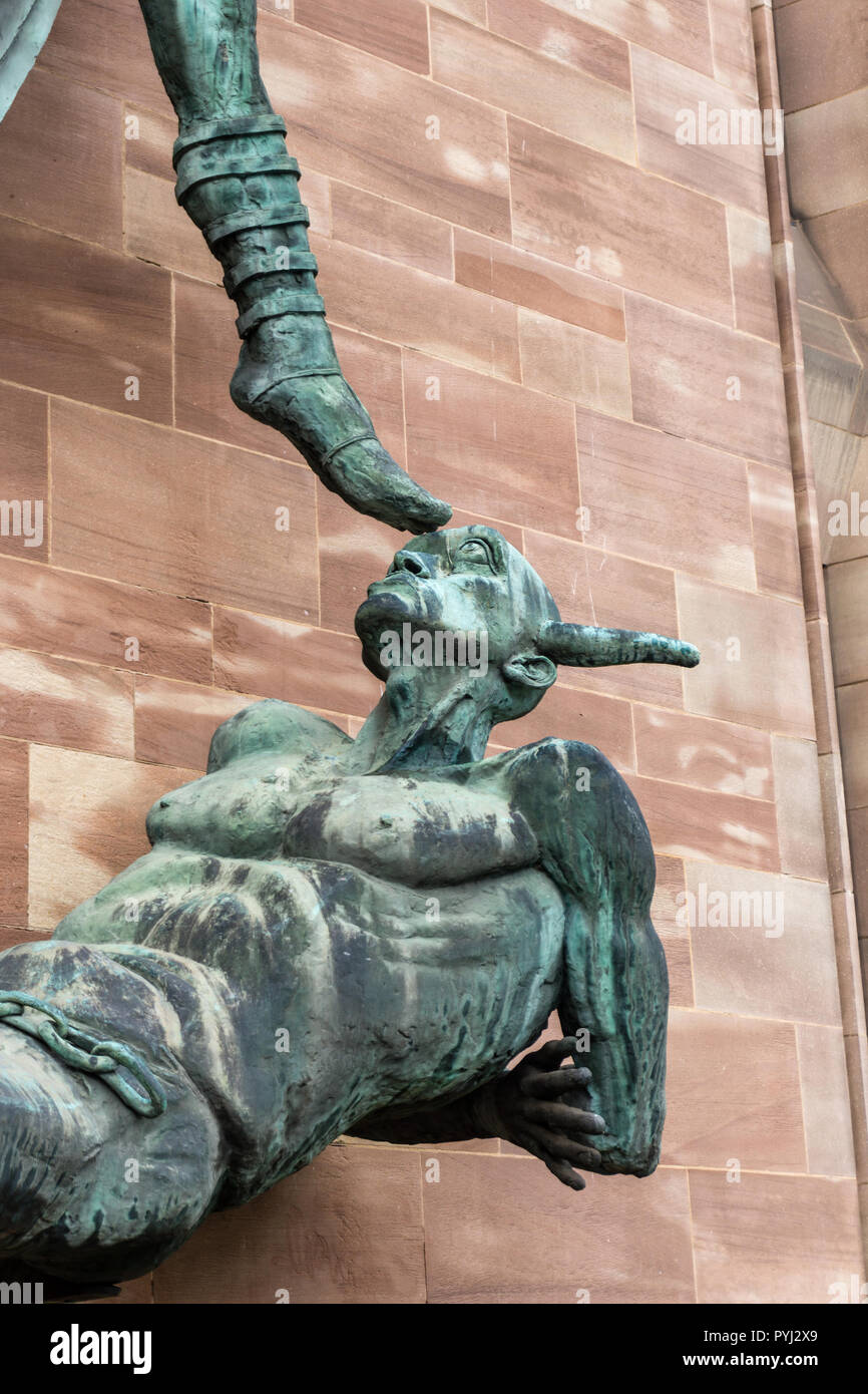 Scultura in bronzo, St Michael's la vittoria contro il diavolo, dall ingresso di Coventry Cathedral, West Midlands, Regno Unito Foto Stock