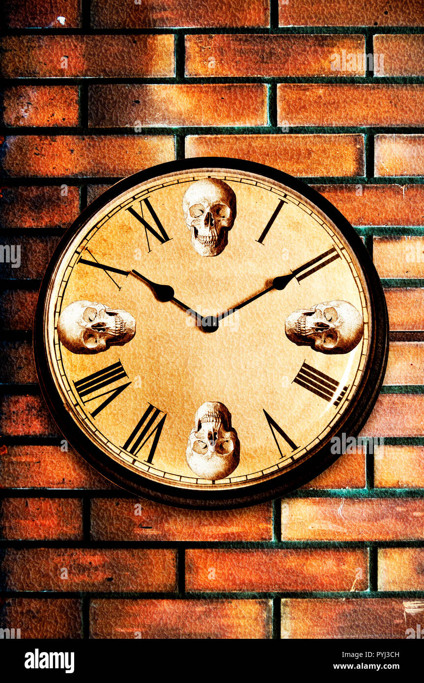 Orologio da parete con teschi in luogo di mezzanotte, nove, sei e tre ore  in posizione, horror, Halloween e il tempo della morte immagine concettuale  Foto stock - Alamy