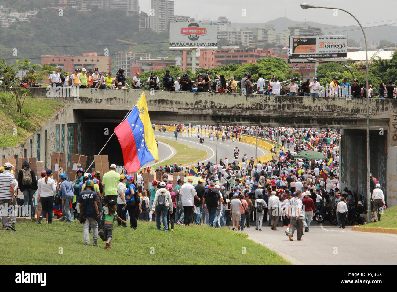 Caracas Venezuela-04/26/2017: manifestanti hanno chiuso una autostrada a Caracas mentre partecipa all'evento chiamato la madre di tutte le proteste Foto Stock