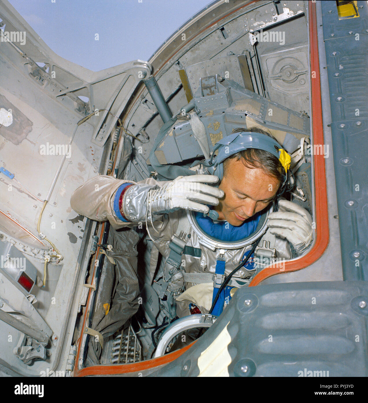 (18 giugno 1966) --- astronauta Michael Collins, il primo equipaggio pilota per il Gemini-10 volo spaziale, siede in statico Articolo 5 durante la fuoriuscita di acqua attività di formazione a bordo della NASA Nave Retriever. Foto Stock