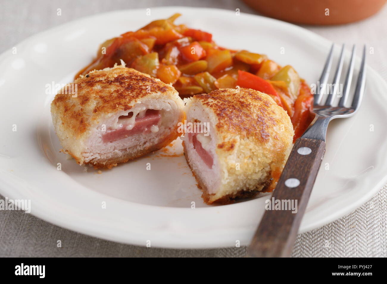 Schnitzel di Pollo Cordon Blue con verdure Foto Stock