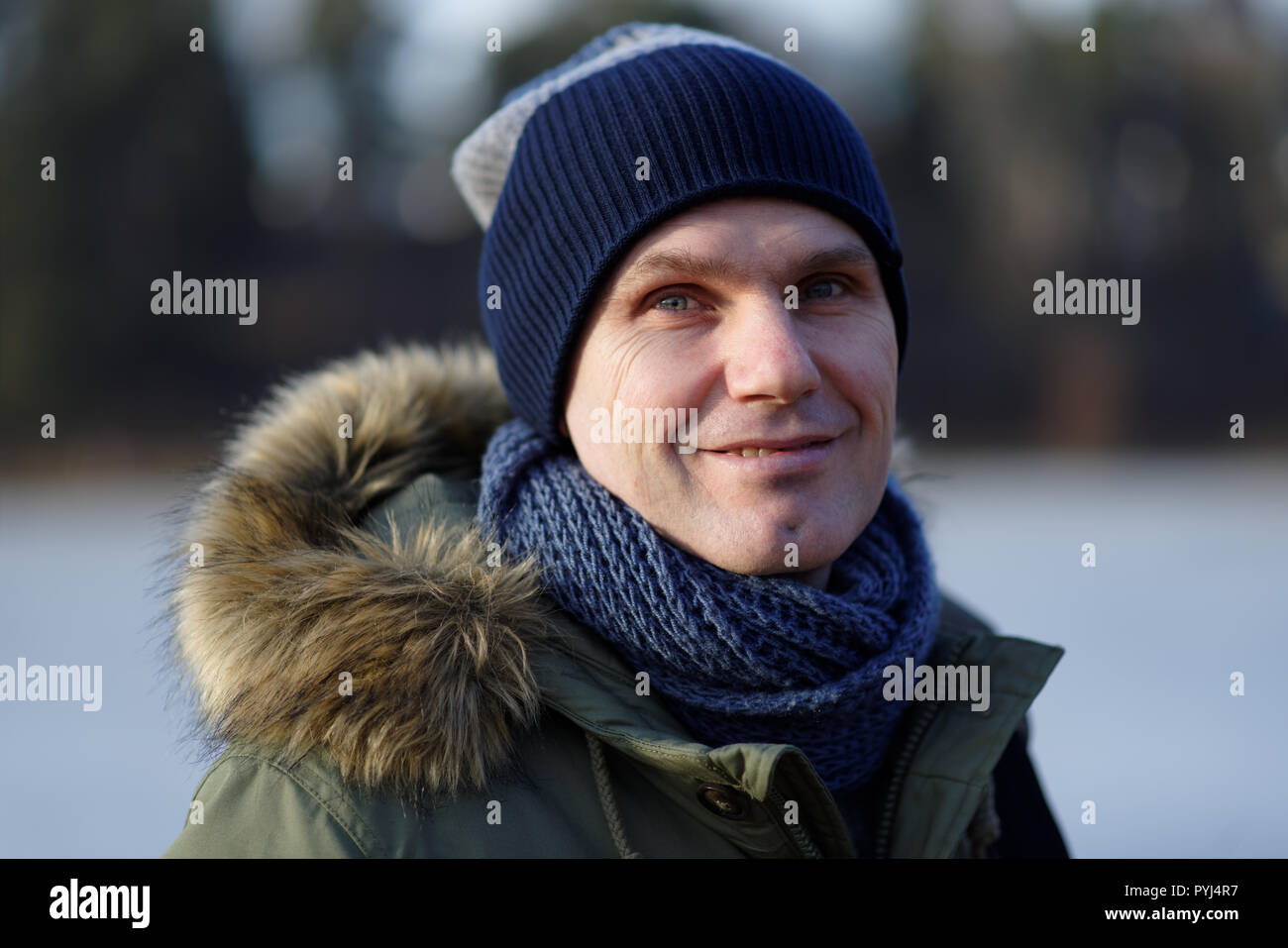 Ritratto di uomo in abbigliamento invernale all'aperto Foto Stock