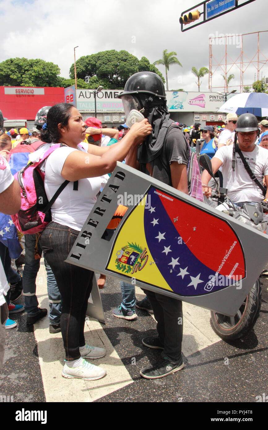 Caracas Venezuela 04/26/2017: Giovani rivolta verso i manifestanti si scontrano con la polizia durante la seconda strada proteste Foto Stock