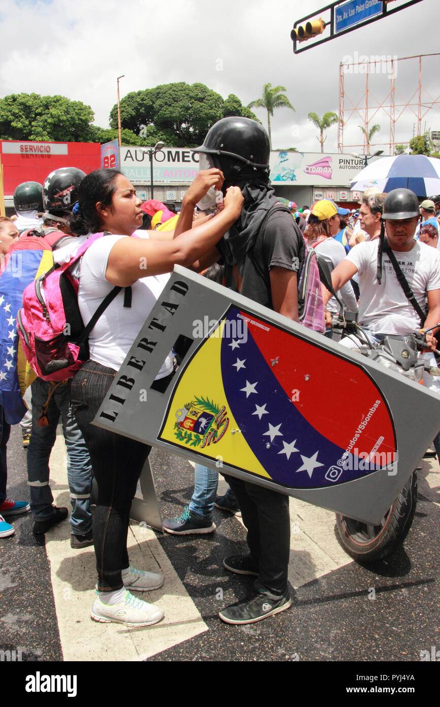 Caracas Venezuela 04/26/2017: Giovani rivolta verso i manifestanti si scontrano con la polizia durante la seconda strada proteste Foto Stock
