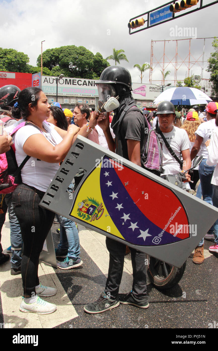 Caracas Venezuela 04/26/2017: Giovani rivolta verso i manifestanti si scontrano con la polizia durante la seconda strada proteste Foto Stock