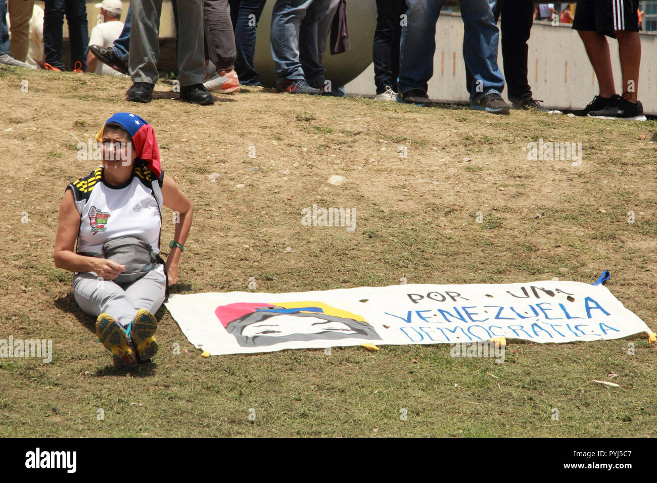 Caracas Venezuela Luglio 28, 2017: attivista per i diritti durante un rally contro Nicolas Maduro mostra una immagine di adolescente Neomar Lander è stato ucciso durante scontri Foto Stock