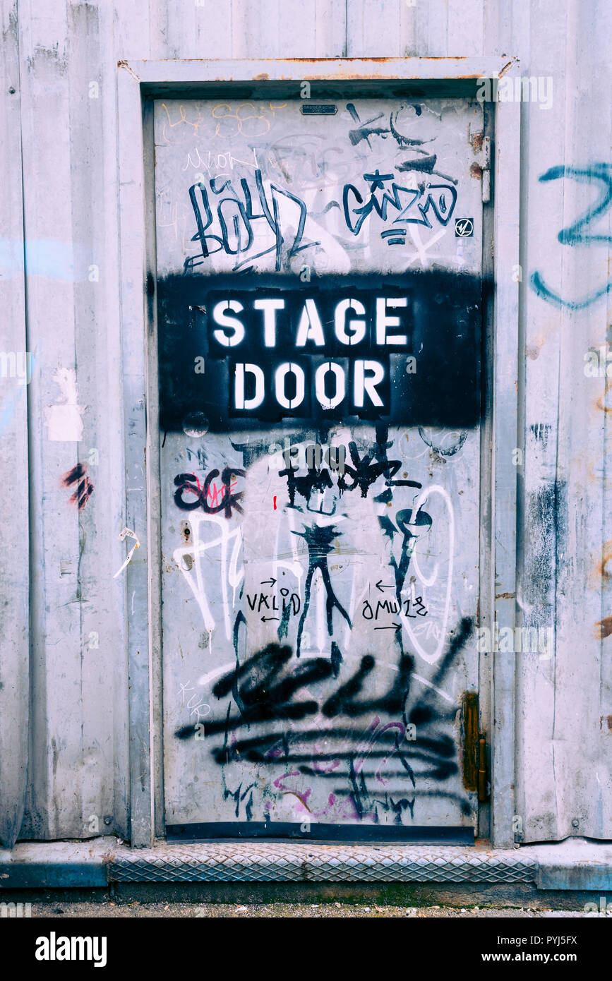 Stage Door scritto su una vecchia porta di metallo ricoperta in gli scarabocchi Foto Stock