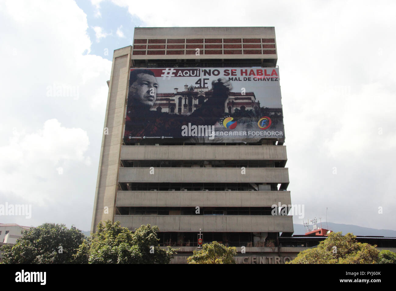 Caracas/Venezuela - Giugno 03, 2017: un'immagine di Hugo Chavez si blocca sul lato di un edificio a Caracas è vietato alle persone di parlare male di Chavez Foto Stock