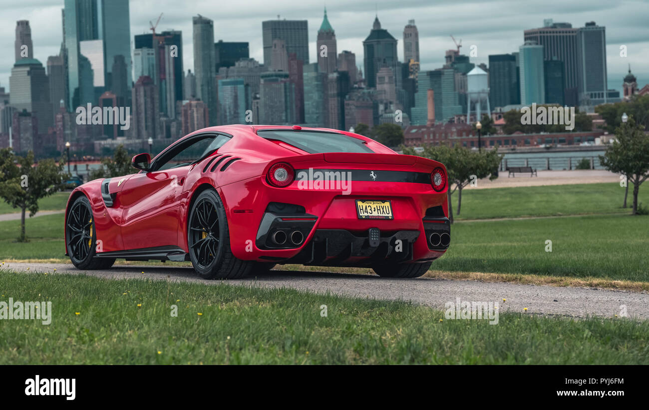 Un vantaggio car show ha avuto luogo al Liberty State Park. La traccia delle prestazioni di livello F12TDF. Angolo posteriore vista. Foto Stock