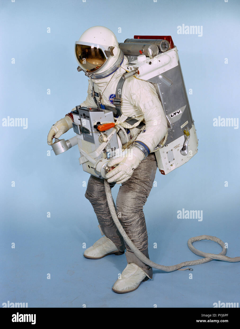 (Maggio 1966) --- i soggetti di test Fred Spross, Crew Systems Division, indossa un astronauta unità di manovra (UMA). Il Gemini spacesuit, AMU nello zaino e il Extravehicular Life Support System chest pack comprende l'AMU, un sistema che è essenzialmente una miniatura del veicolo spaziale con equipaggio. Foto Stock