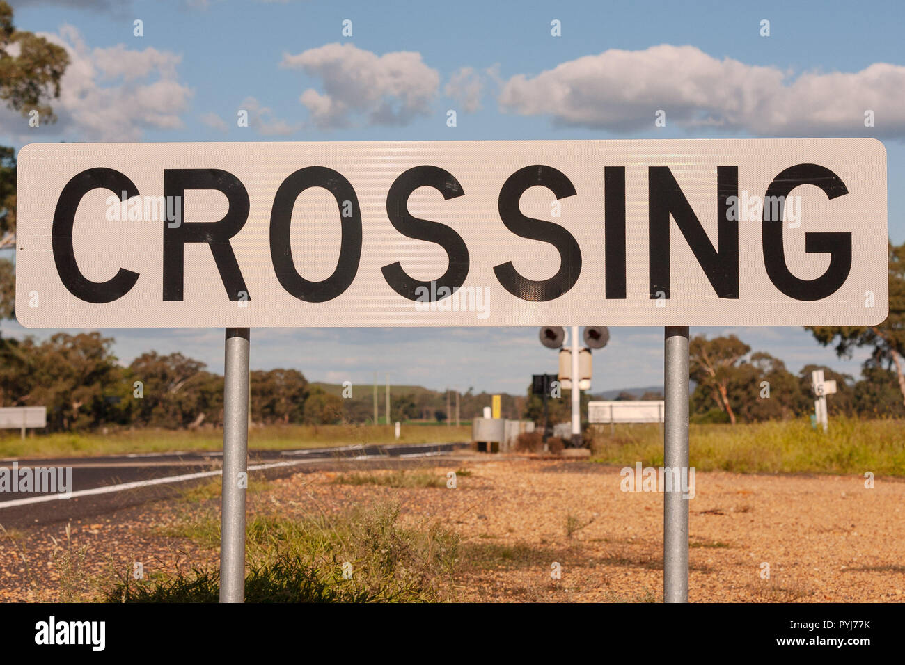 In treno o in stazione ferroviaria o segni di incrocio che si trova lungo la strada a un'outback australiano avventura Foto Stock