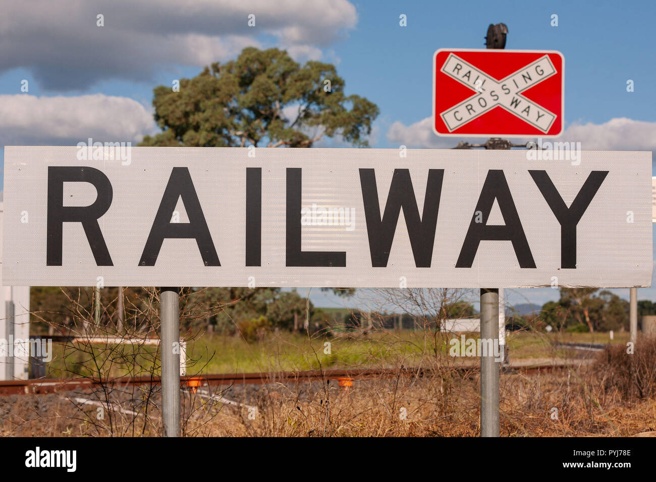 In treno o in stazione ferroviaria o segni di incrocio che si trova lungo la strada a un'outback australiano avventura Foto Stock