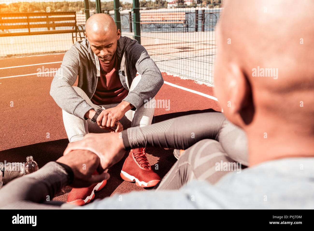 Positivo popolo gioioso avente una pausa dalla formazione Foto Stock