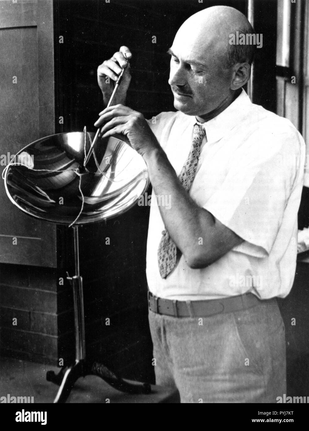 Il dottor Robert Goddard con la sua apparecchiatura per energia solare studio presso la Clark University di Worcester, Massachusetts (1932-1934). Foto Stock