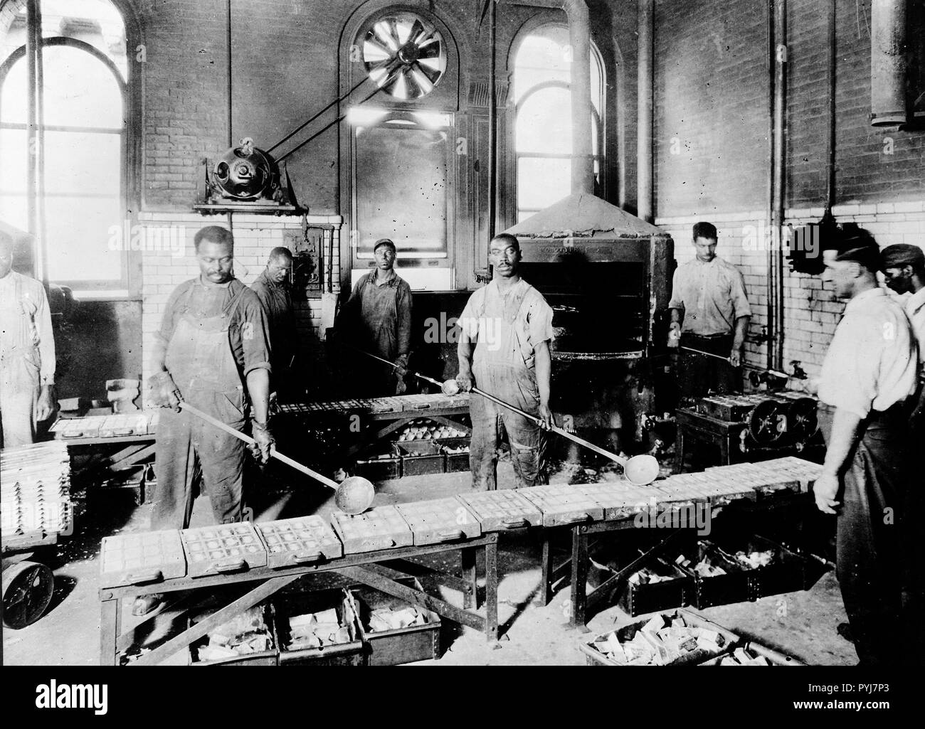 Gli uomini di colata di metallo fuso in stampi in Government Printing Office, Washington D.C. Foto Stock