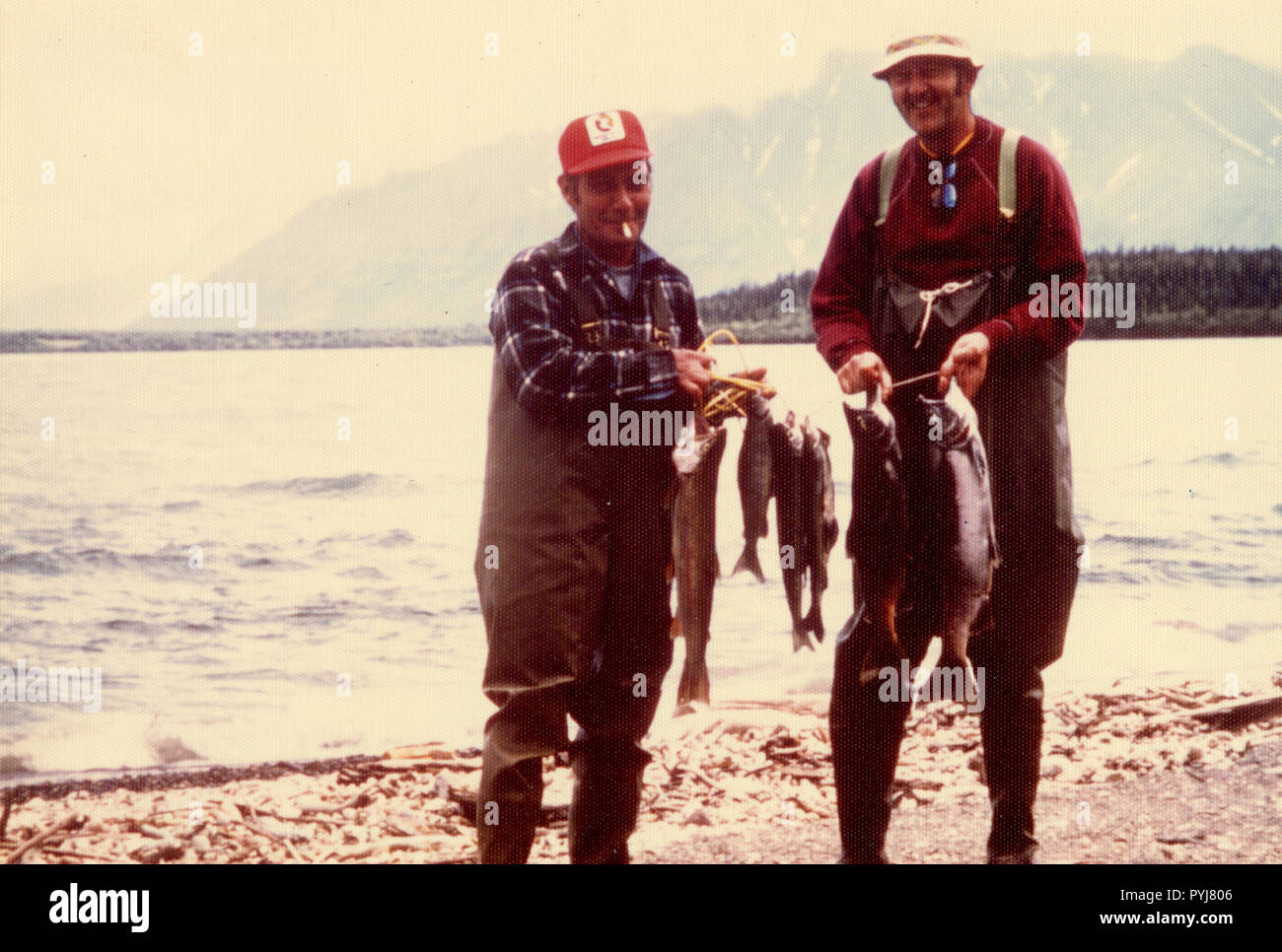 Agosto 1975 - i pescatori con le loro catture, Katmai monumento nazionale, Alaska Foto Stock