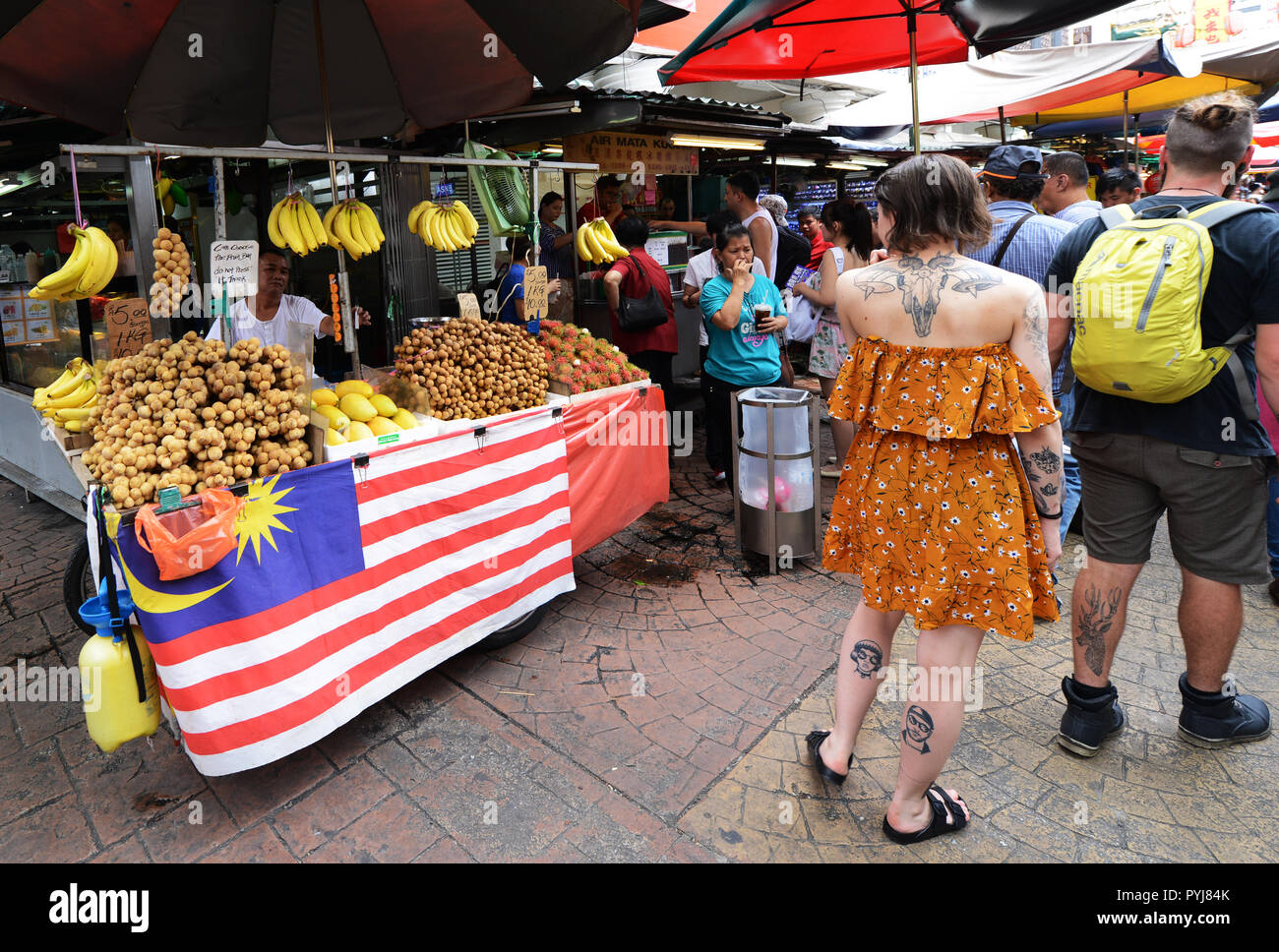 Un Longan fornitore di frutta al mercato di KL, Malesia. Foto Stock