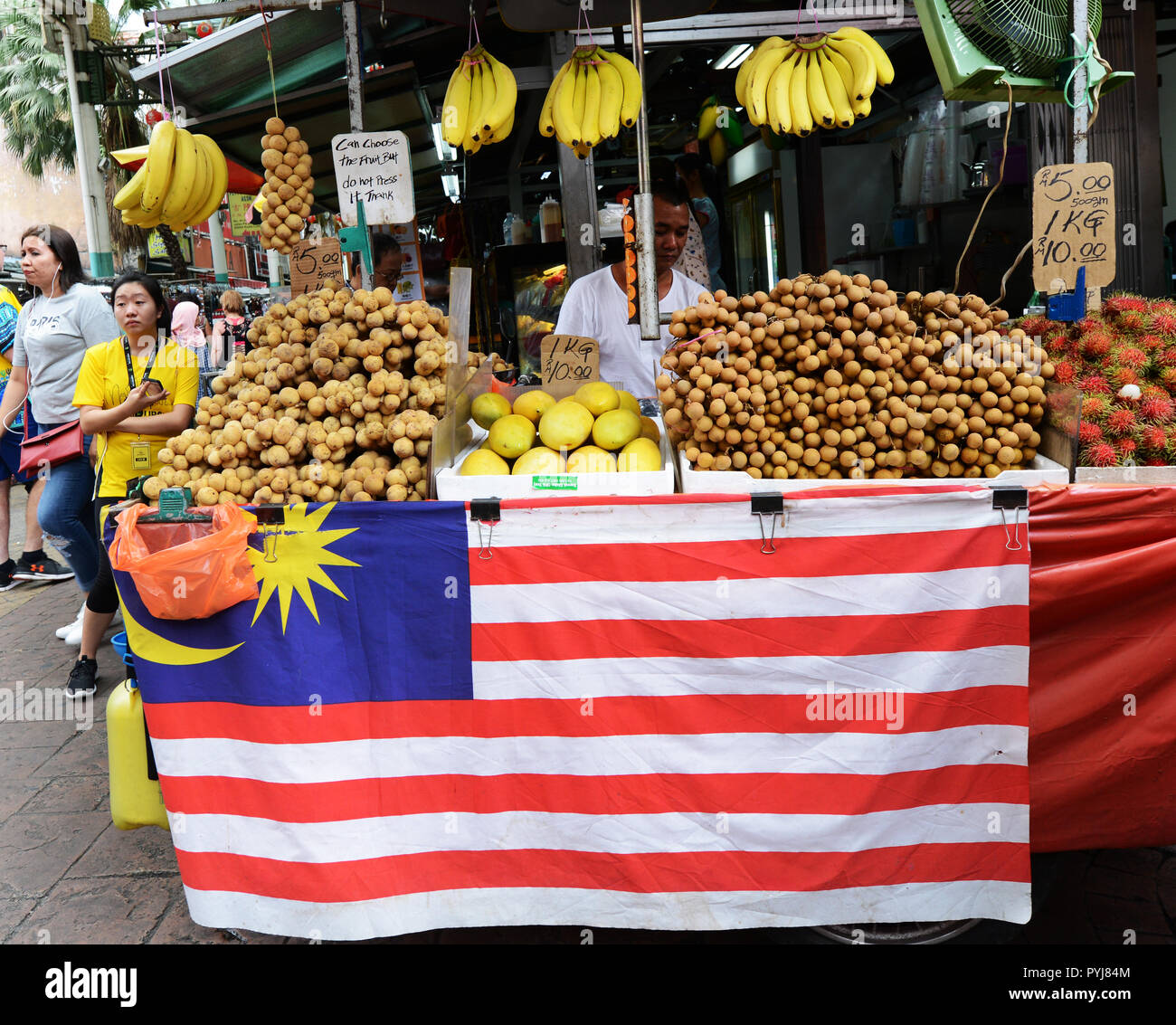Un Longan fornitore di frutta al mercato di KL, Malesia. Foto Stock
