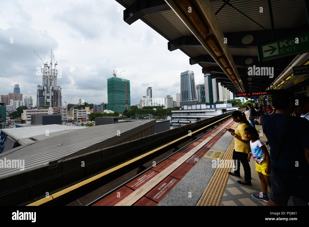 Sulla piattaforma di LRT a KL Sentral station. Foto Stock