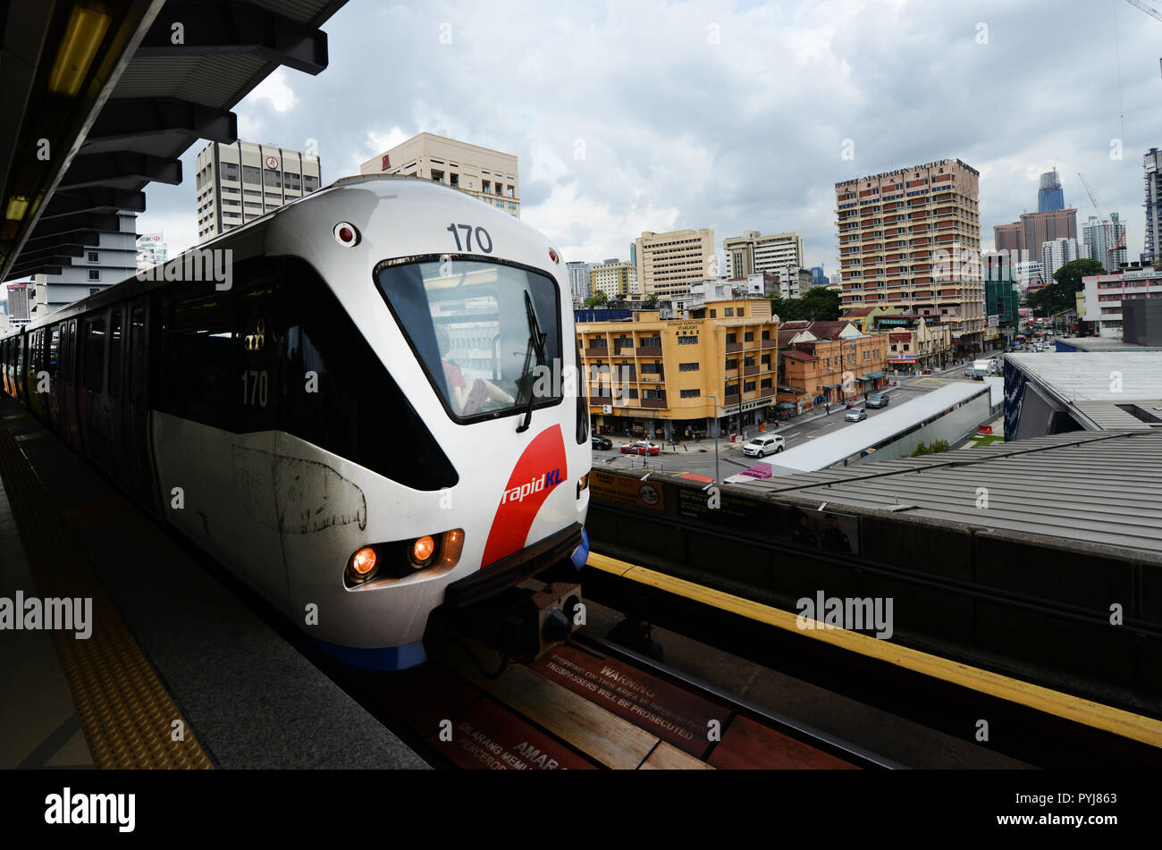 Sulla piattaforma di LRT a KL Sentral station. Foto Stock