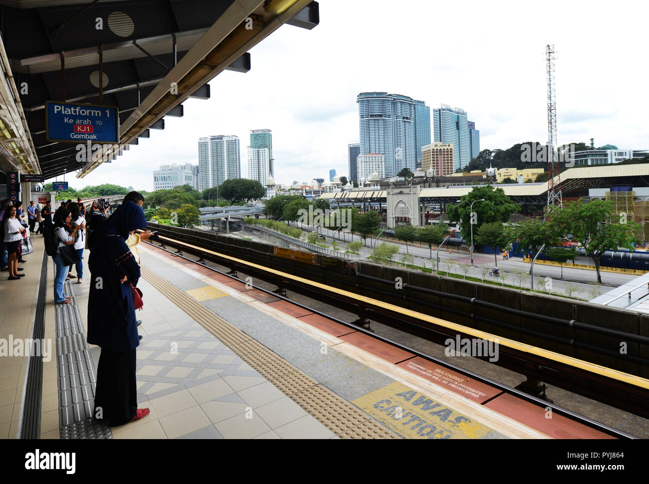 Sulla piattaforma di LRT a KL Sentral station. Foto Stock