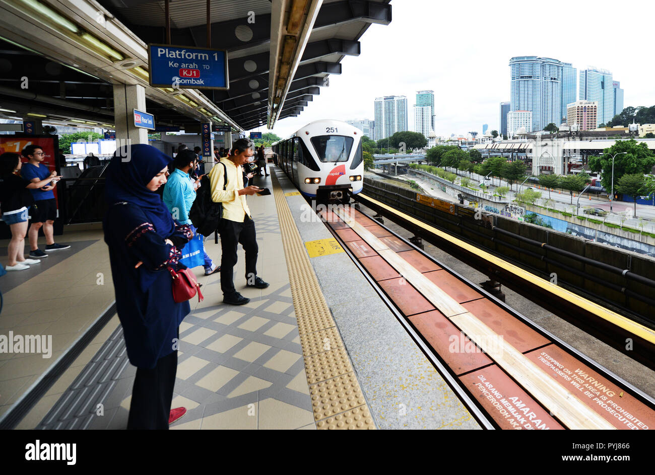 Sulla piattaforma di LRT a KL Sentral station. Foto Stock