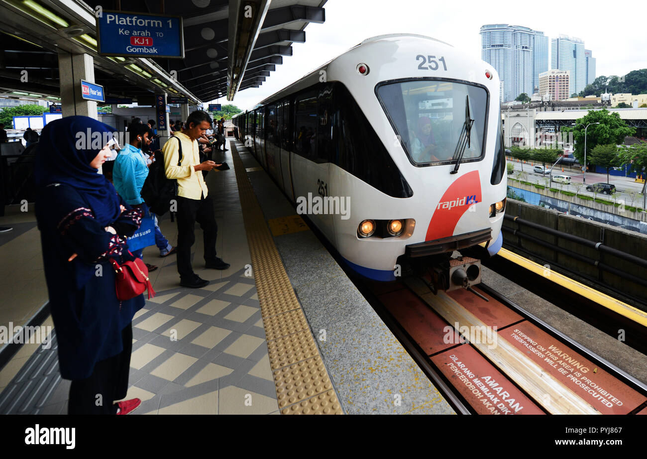 Sulla piattaforma di LRT a KL Sentral station. Foto Stock