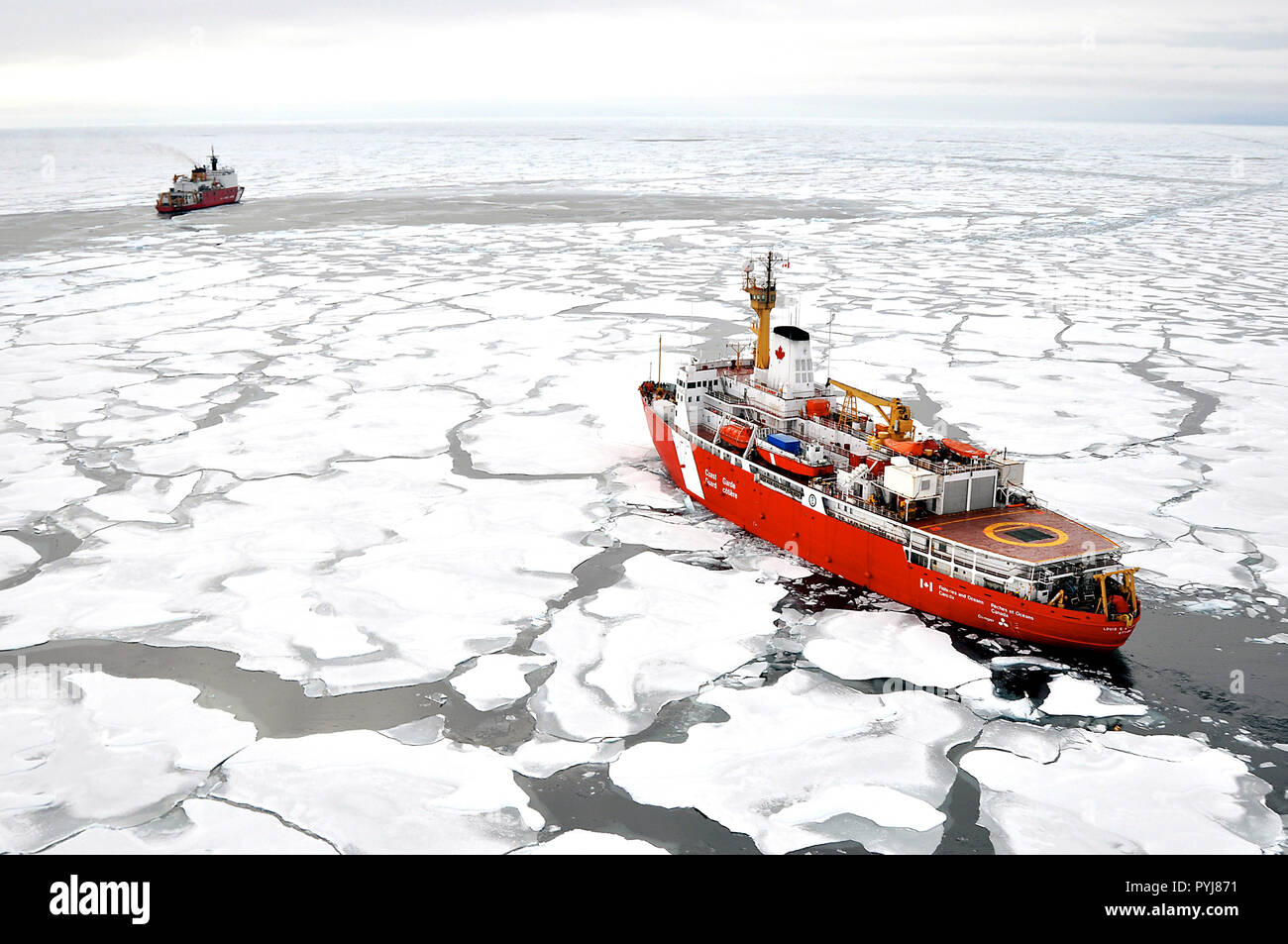 Oceano Artico - Guardia Costiera canadese nave Louis S. St-Laurent rende un approccio per il guardacoste Healy nell'Oceano Artico sett. 5, 2009. Le due navi sono prendendo parte a una pluriennale e multi-agenzia sondaggio Artico che aiuterà a definire l'Artico continentale. Foto Stock