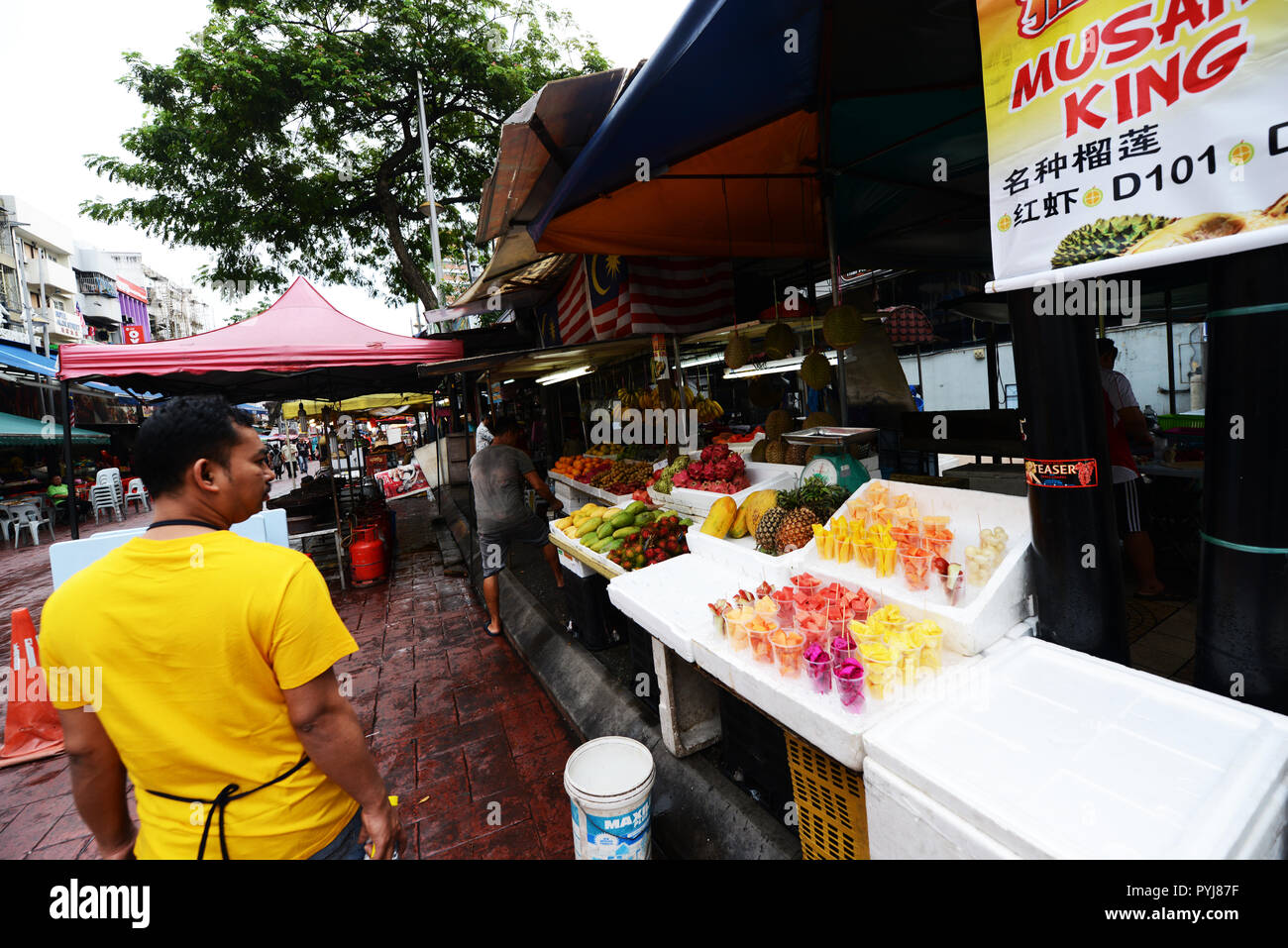 Colorati frutti tropicali venduti a Jalan Alor dal mercato notturno di Kuala Lumpur. Foto Stock