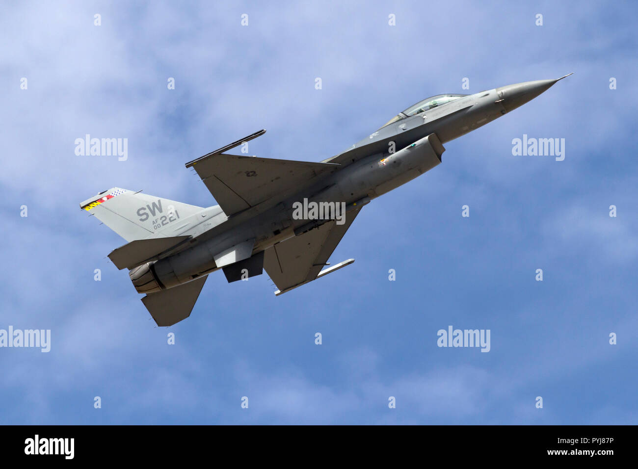 Maj John 'rain' Acque piloti il Lockheed Martin F-16 Fighting Falcon, AF00221, come parte dell'F-16 Viper dimostrazione squadra fuori di Shaw AFB, SC. Foto Stock