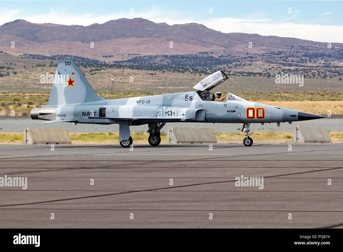 Un U.S. Navy F-5 aggressore dal VFC-13 basato fuori del NAS Fallon taxi sulla rampa a Reno Stead Aeroporto in Nevada. Il Northrup costruito F-5 non servono Foto Stock