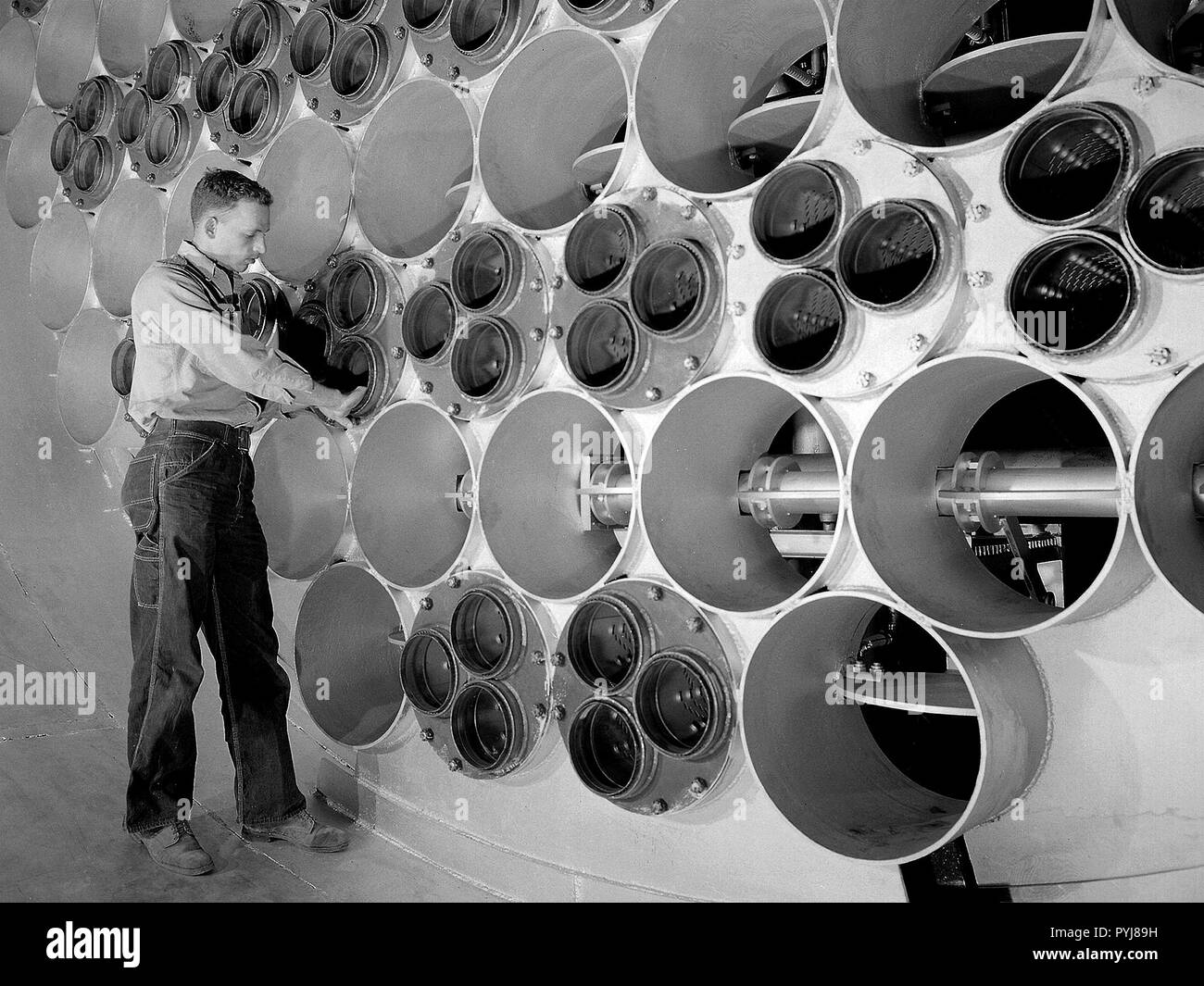 Il 10- da 10-piede supersonico di galleria del vento a NACA Lewis volo laboratorio di propulsione è stato costruito sotto il Congressional piano unitario atto che coordinato di galleria del vento costruzione al NACA, Air Force, industria e università. Il 10- da 10, che ha cominciato il funzionamento nel 1956, è stata la più grande delle tre NACA gallerie costruite sotto la legge. Foto Stock