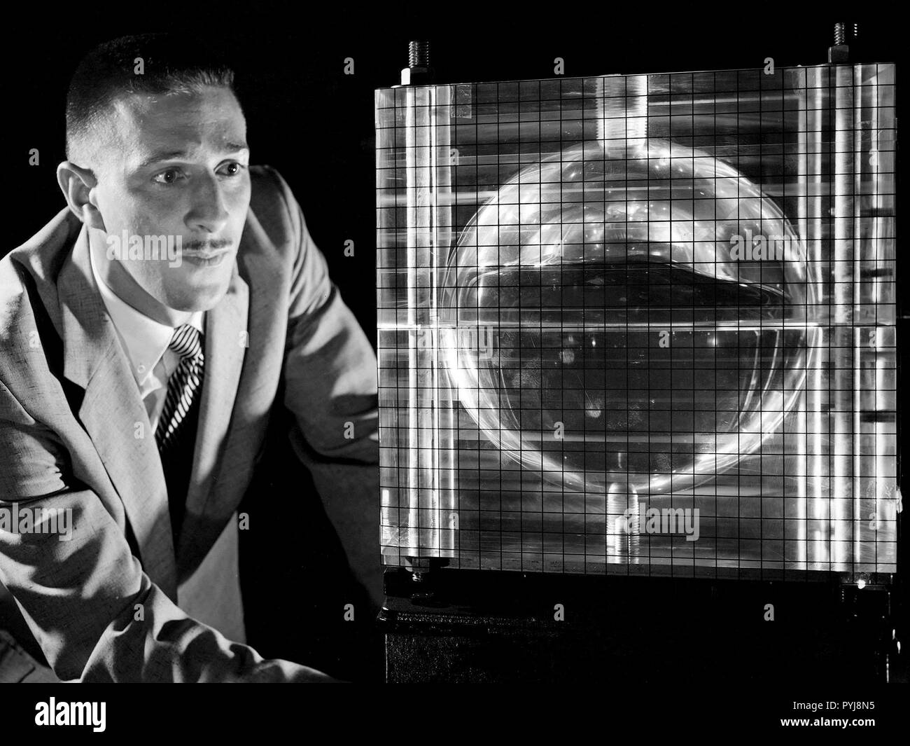 Andy Stofan viste di un piccolo serbatoio integrato per studiare le caratteristiche di fanghiglia di idrogeno liquido a livello nazionale Aeronautica e Spaziale Administration (NASA) Lewis Research Center ca. 1960 Foto Stock