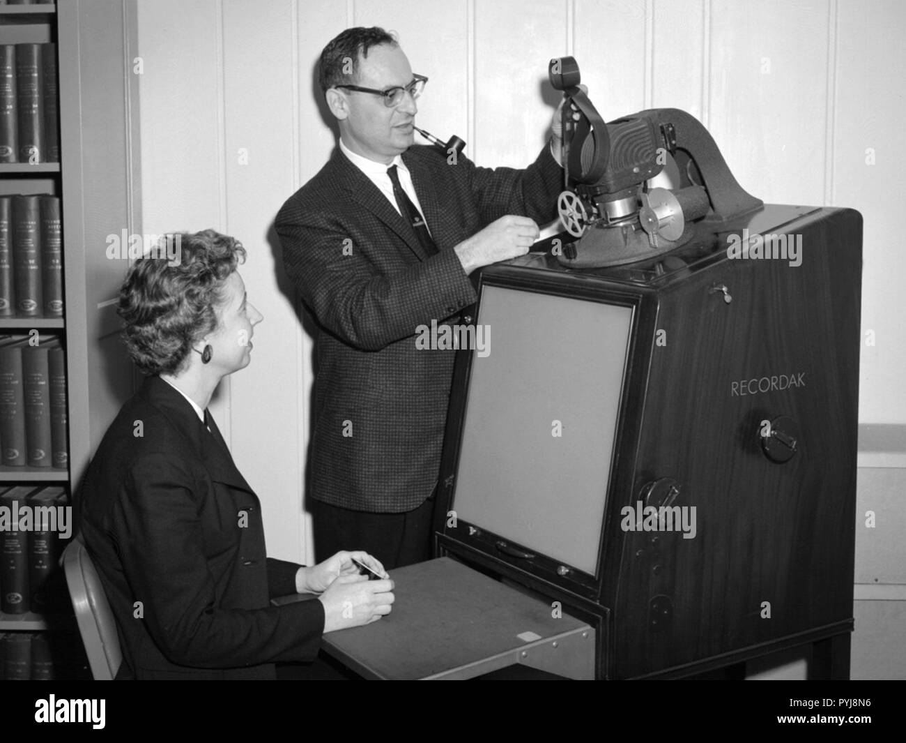 Jean Neidengard e George Mandel operare una Kodak Recordak lettore di  microfilm nella libreria della Nazionale Aeronautica e Spaziale  Administration (NASA) Lewis Research Center Foto stock - Alamy