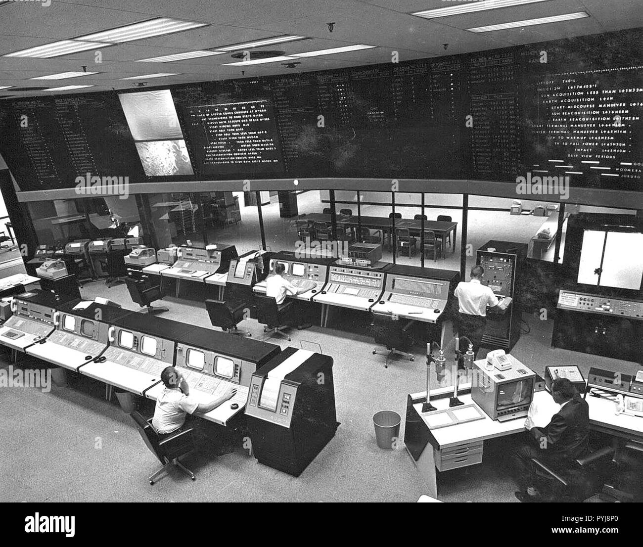 Questa immagine è stata scattata nel maggio 1964, quando la costruzione di questo centro nevralgico è lo spazio Operazioni di Volo Facility (Edificio 230), è stata dedicata al JPL. Foto Stock