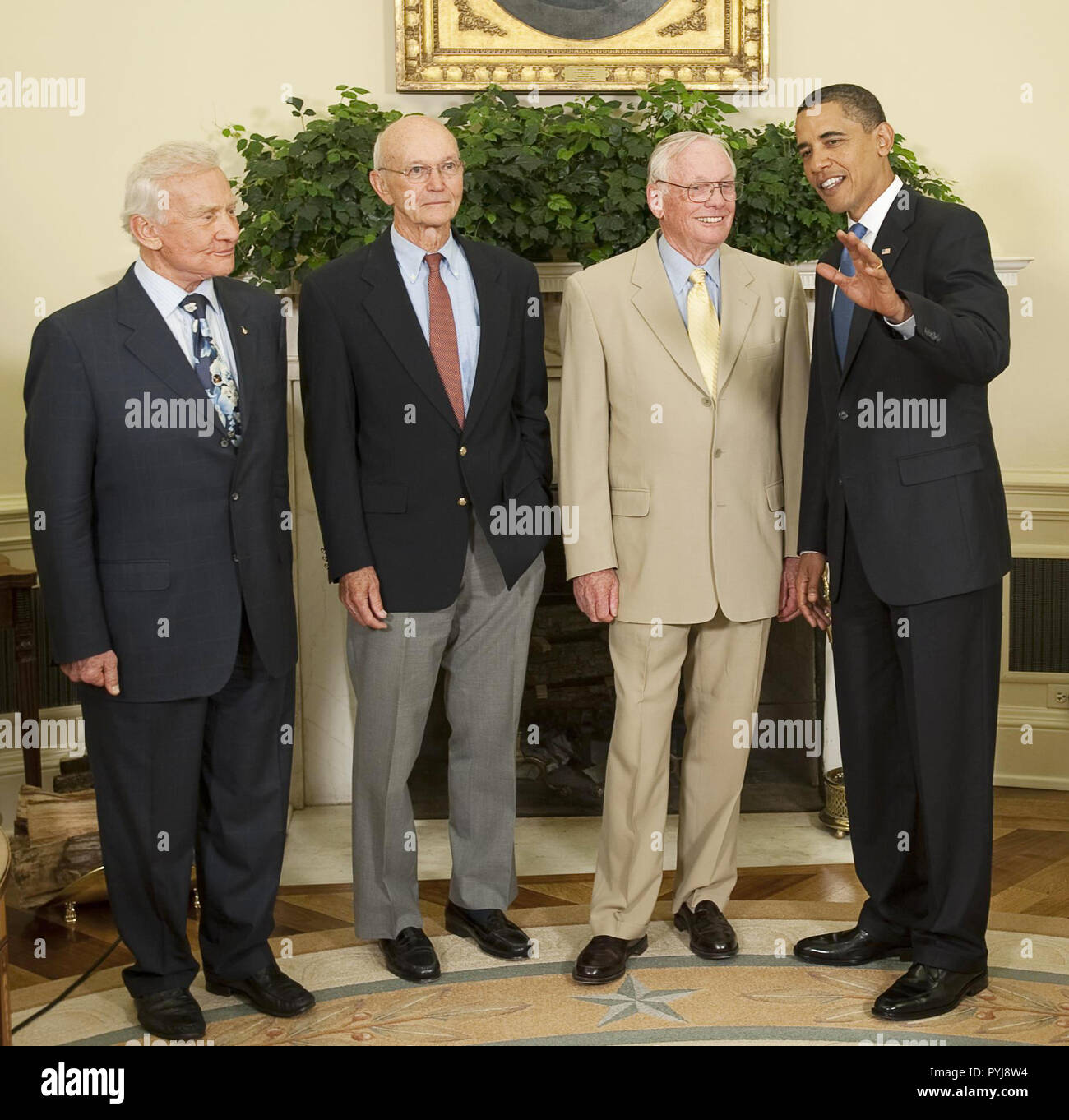 Il presidente Barack Obama chat con Apollo 11 astronauti, da sinistra, Buzz Aldrin e Michael Collins e Neil Armstrong, lunedì, 20 luglio 2009, nell'Ufficio Ovale della Casa Bianca di Washington, nel quarantesimo anniversario della missione Apollo 11 atterraggio lunare. Foto Stock