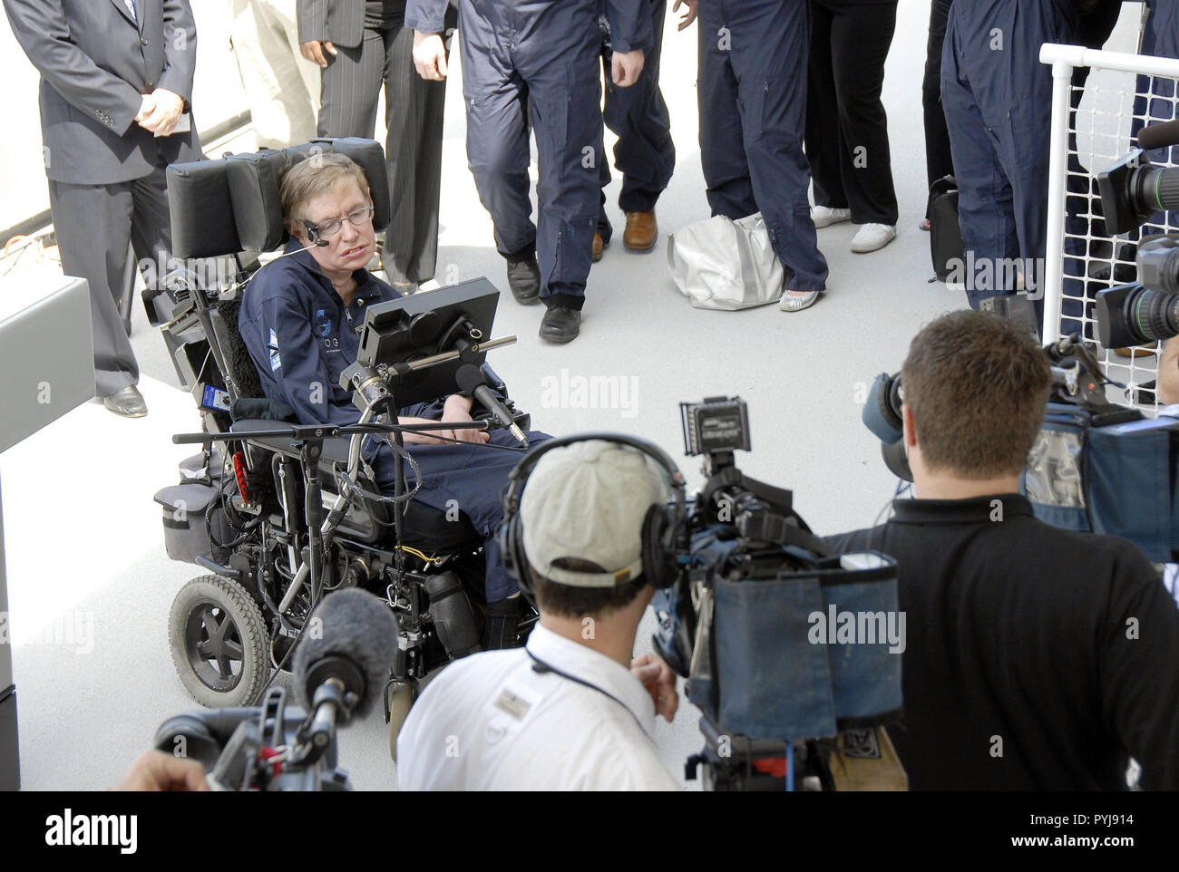 2007 - ha osservato il fisico Stephen Hawking saluta i supporti dopo il suo arrivo presso il Kennedy Space Center Shuttle Landing Facility per la sua prima gravità zero volo. Foto Stock