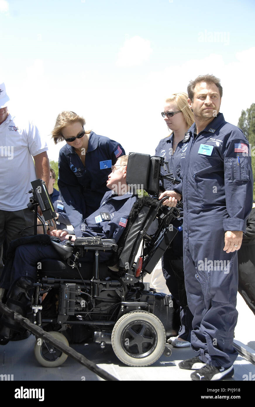 2007 - ha osservato il fisico Stephen Hawking saluta i supporti dopo il suo arrivo presso il Kennedy Space Center Shuttle Landing Facility per la sua prima gravità zero volo. Foto Stock