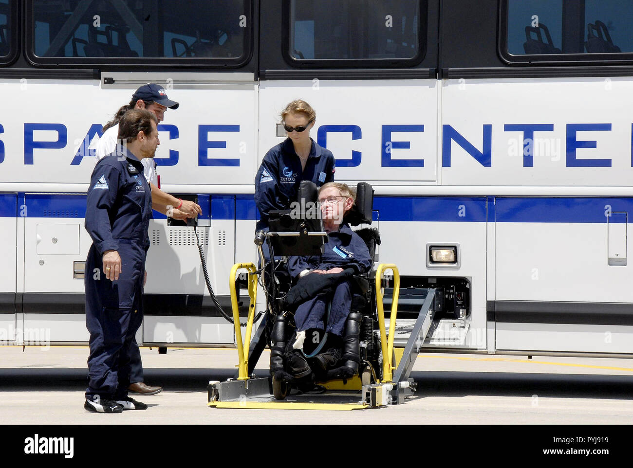 2007 - ha osservato il fisico Stephen Hawking saluta i supporti dopo il suo arrivo presso il Kennedy Space Center Shuttle Landing Facility per la sua prima gravità zero volo. Foto Stock