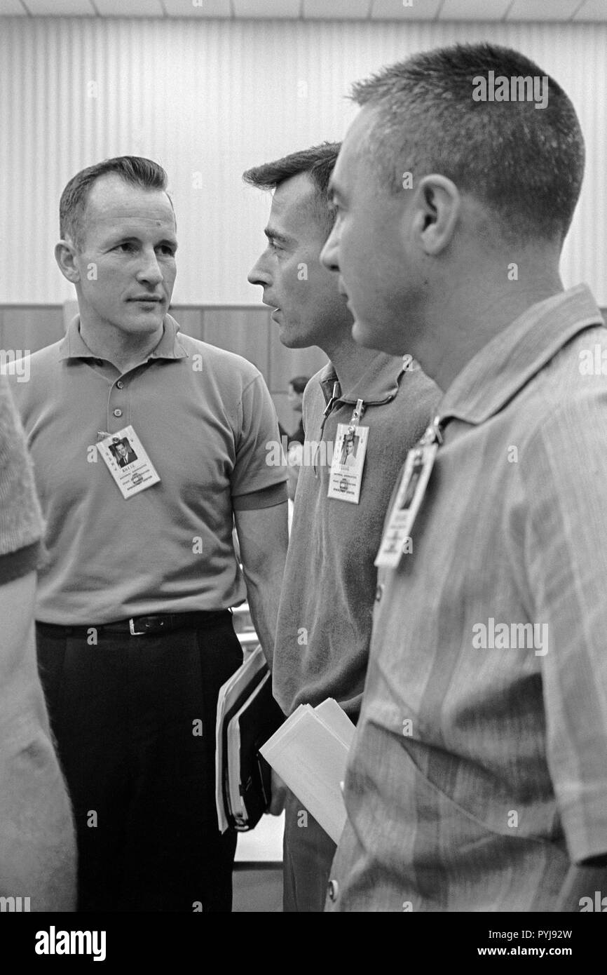 (20 marzo 1965) --- Il primo equipaggio della NASA Gemini-Titan 3 missione, gli astronauti John W. Young (centro), pilota; e Virgil I. Grissom (in primo piano), il comando pilota, tenere una discussione al Gemini veicolo di lancio di riunione di riesame tenutasi il 20 marzo 1965, con l'astronauta Edward H. White II, pilota per la GT-4 missione. Foto Stock