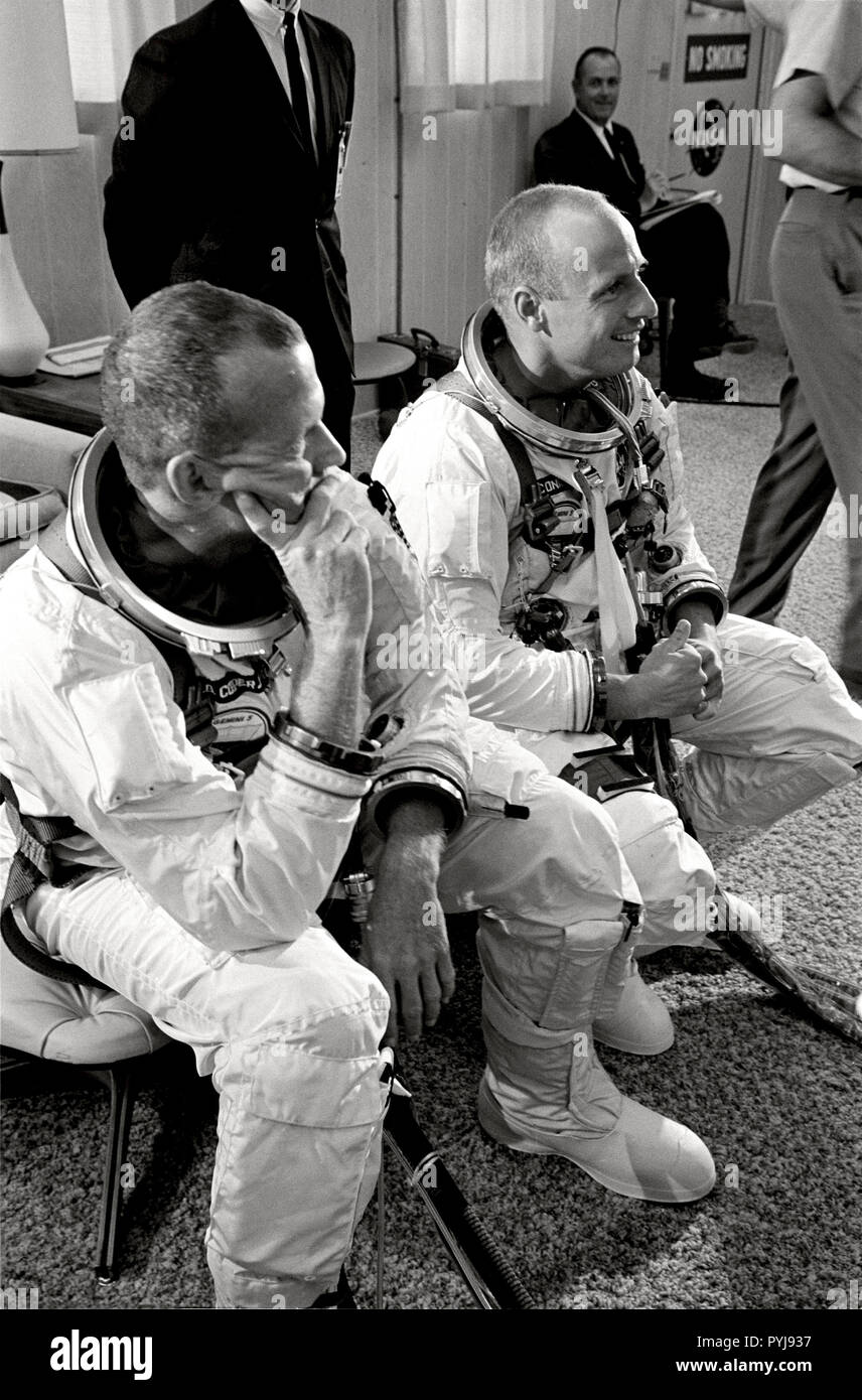 (19 agosto 1965) --- gli astronauti Charles Conrad Jr. (destra) e L. Gordon Cooper jr sono illustrati nel corso adatta a tutte le operazioni prima di Gemini-5 volo spaziale. Foto Stock