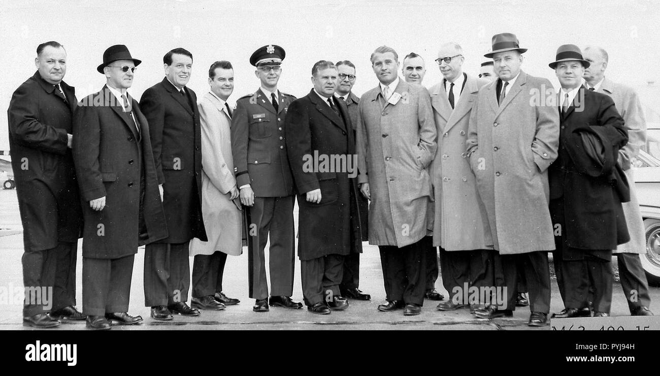 Centro MSFC Direttore Von Braun, Wernher-Dr (8 da sinistra) con i membri del Parlamento Comitato dello Spazio, 1962 i membri della commissione per l'Assemblea di scienza e Astronautica visitato il Marshall Space Flight Center (MSFC) il 9 marzo 1962 per raccogliere informazioni di prima mano della nazione di spazio del programma di esplorazione. Il gruppo del Congresso era composta di membri della sottocommissione Marned volo spaziale. Presieduta dal rappresentante Olin E. Teague del Texas, altri membri erano James G. Fulton, Pennsylvania; Ken Heckler, West Virginia; R. Walter Riehlman, New York; Richard L. Roudebush,, Indiana; Giovanni Foto Stock