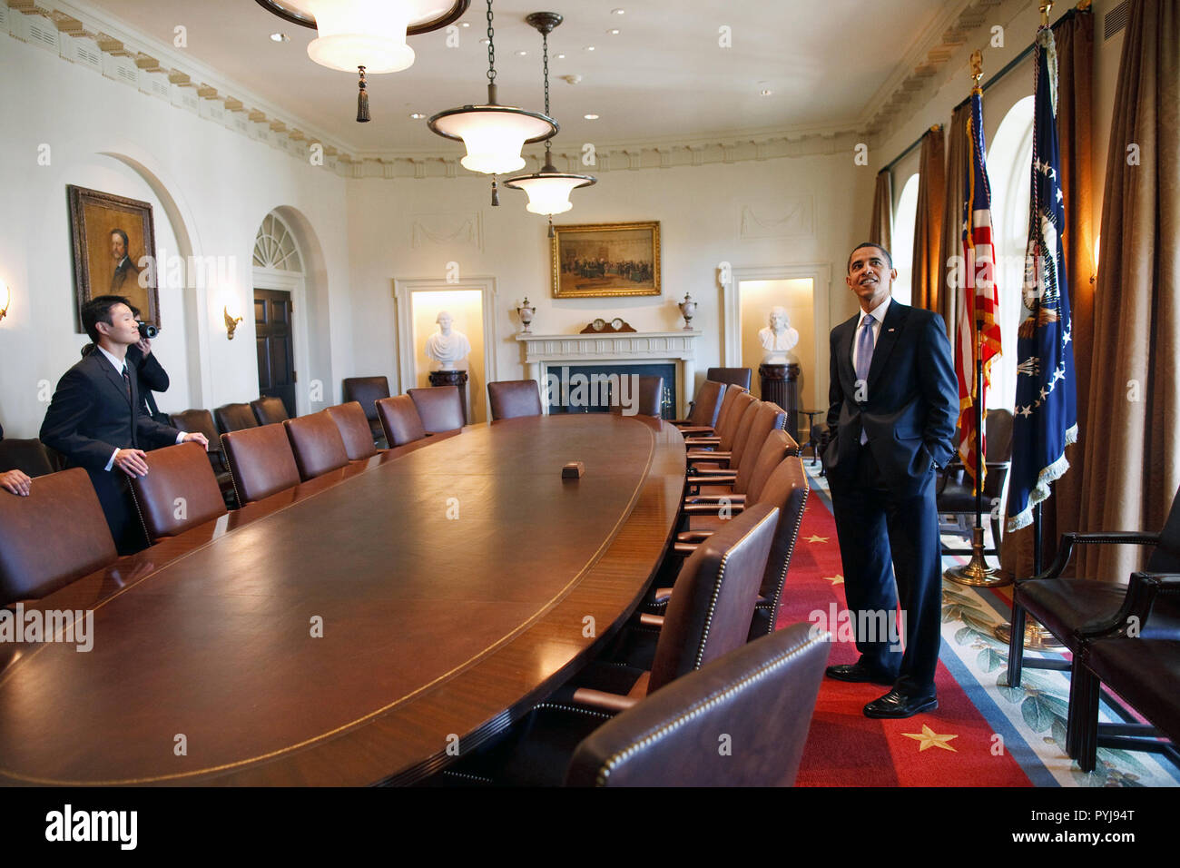 Il presidente Barack Obama sondaggi il cabinet room con i membri della famiglia mentre in giro per la Casa Bianca il suo primo giorno in ufficio. 1/21/09 Foto Stock