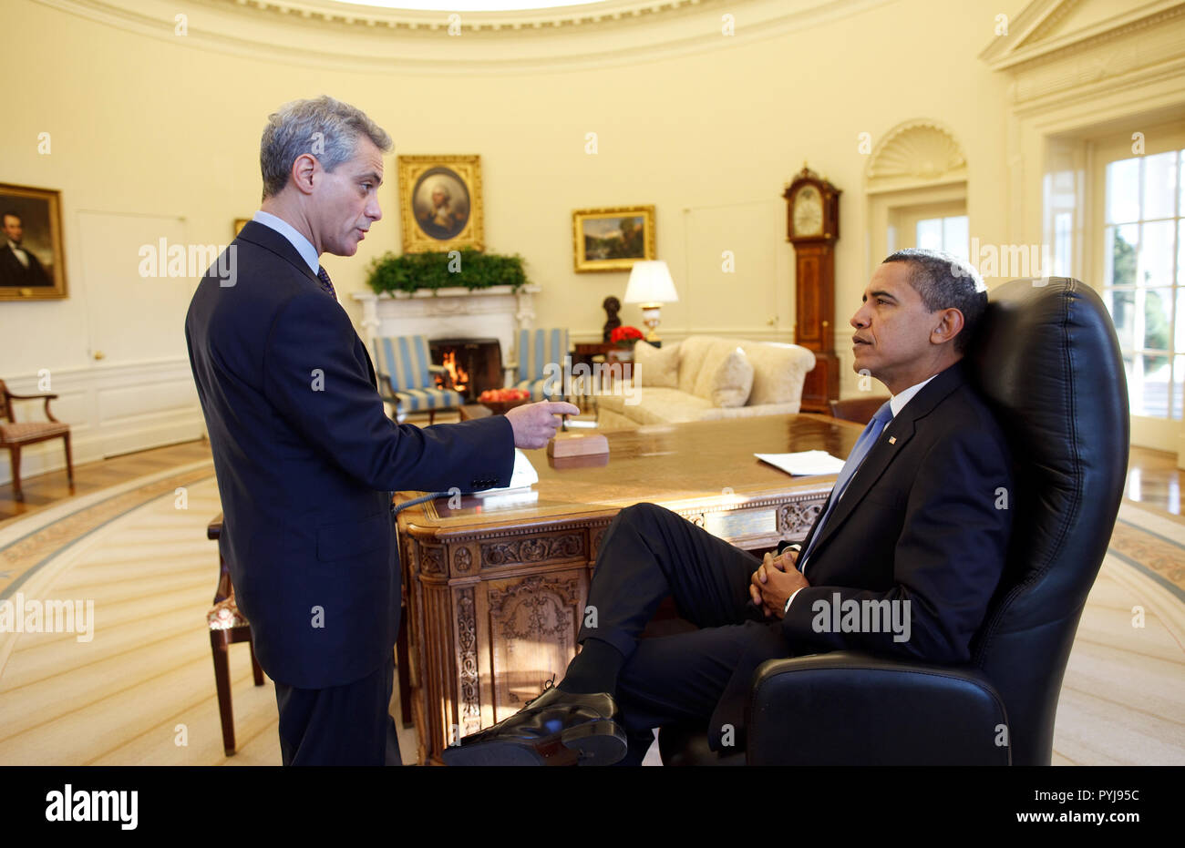 Il presidente Barack Obama incontra solo con il capo del personale Rahm Emanuel all Ufficio Ovale per la sua prima giornata in ufficio. 1/21/09 Foto Stock