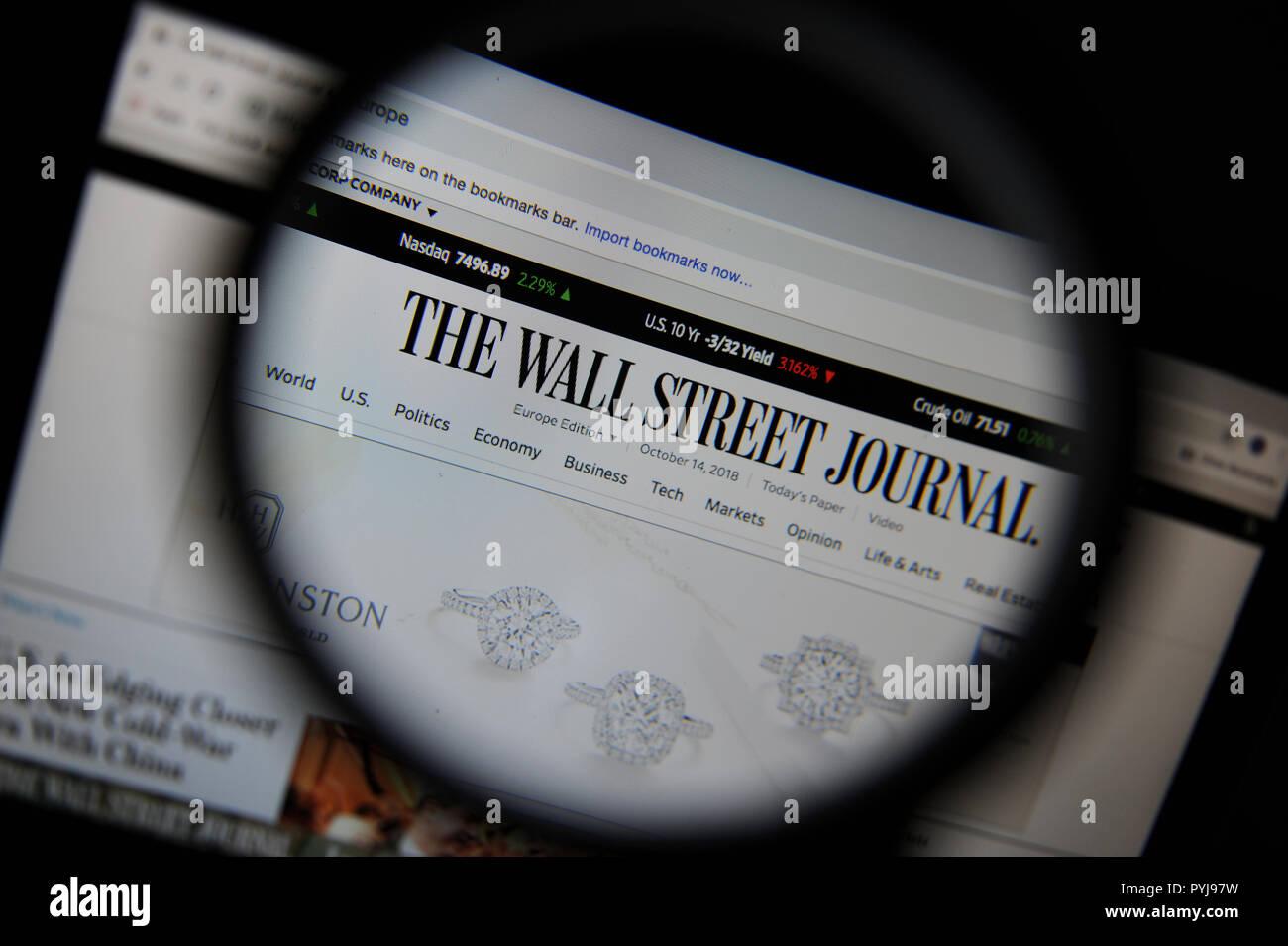 Il Wall Street Journal sito visto attraverso una lente di ingrandimento Foto Stock