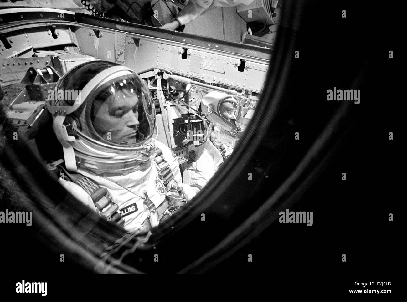 (18 luglio 1966) --- Close-up di astronauta Michael Collins, Gemini-10 pilota, come eseguire le regolazioni finali e controlli in navicelle Gemini prelaunch durante il conto alla rovescia. In sfondo a destra è astronauta John W. Young, il comando pilota. Foto Stock